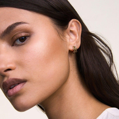 Elegant 13.6mm Daniel Wellington 5-link gold hoop earrings crafted from durable PVD-plated stainless steel.