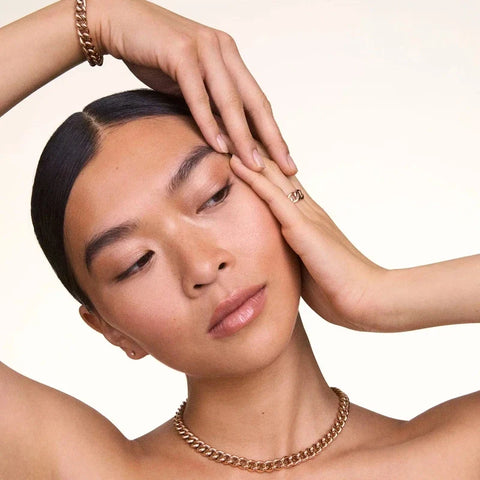 Daniel Wellington chunky chain ring in rose gold stainless steel worn elegantly on a model's finger.
