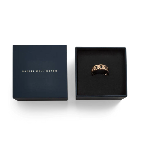 Daniel Wellington chunky chain ring in PVD plated rose gold stainless steel, presented in a branded gift box.