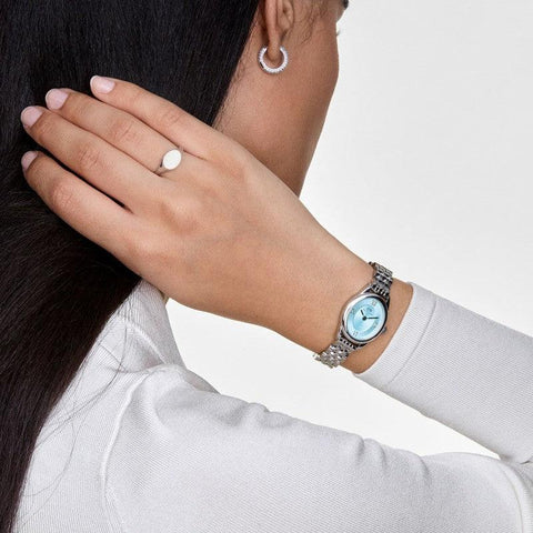 Minimalist Daniel Wellington Classic Mini Signet Ring in polished silver stainless steel worn on a finger.