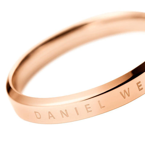 Elegant Daniel Wellington Classic Ring in polished rose gold stainless steel with engraved branding.