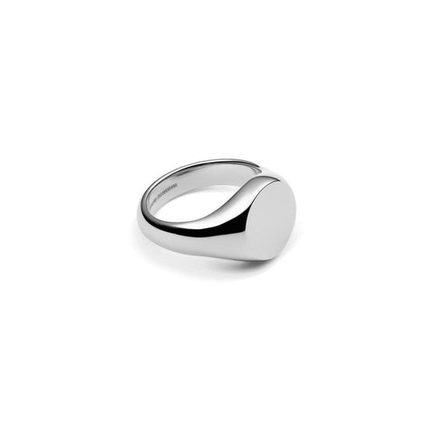 Polished silver Daniel Wellington Classic Signet Ring crafted from durable 316L stainless steel with a flat, light-reflecting surface.