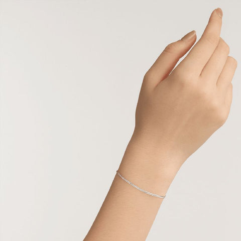 Elegant Daniel Wellington Elan flat chain bracelet in polished silver stainless steel worn on a wrist.