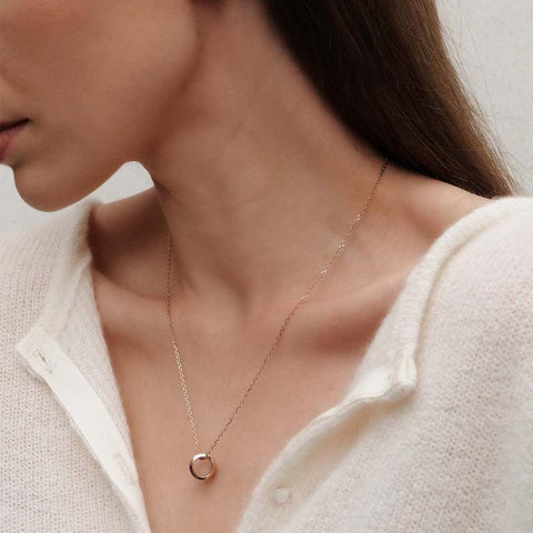 Elegant Daniel Wellington Elan necklace in rose gold-plated stainless steel with a minimalist circular pendant.