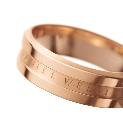 Elegant rose gold Daniel Wellington Elan ring in stainless steel with a polished, minimalist engraved band design.
