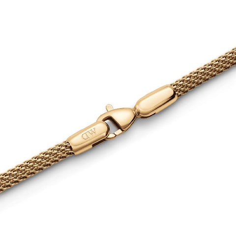 Daniel Wellington Evergold mesh bracelet in PVD gold stainless steel with a secure lobster clasp and engraved logo.