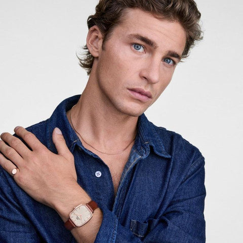 Unisex rose gold mesh chain necklace in stainless steel, worn elegantly by a man in a denim shirt.