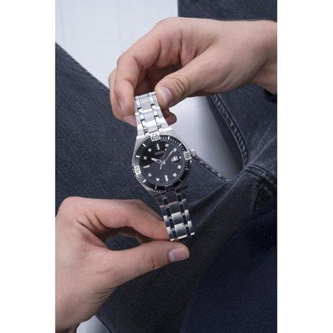 The Watch Boutique Guess Premier Silver Tone Date Gents Watch GW0330G1