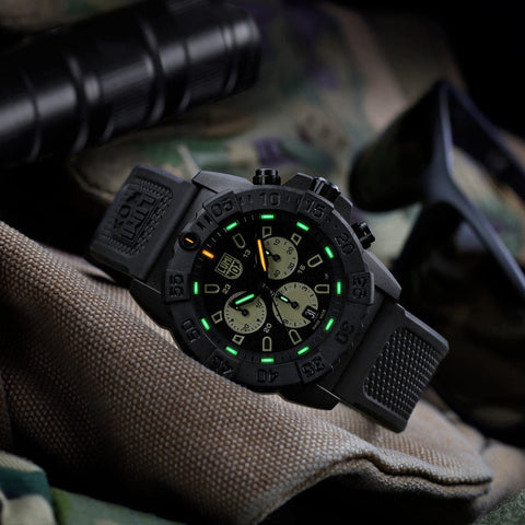 The Watch Boutique Luminox Navy SEAL Chronograph 3587 Dive Carbonox Watch