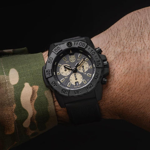 The Watch Boutique Luminox Navy SEAL Chronograph 3587 Dive Carbonox Watch